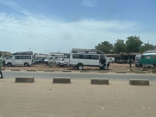 Hunderte von Fahrzeugen—überwiegend Kleinbusse findet man hier