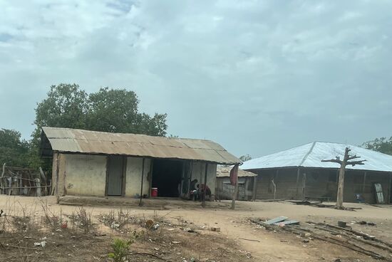 Für die ersten Kilometer brauchen wir sehr lange. Kalidou muss viele große Schlaglöcher umfahren.
Wir kommen durch kleine Orte wie „Sao Domingo“ oft stehen Solarzellen auf dem Boden vor den Häusern rum….