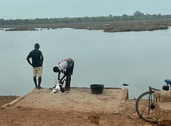 Wir fahren über einige Flüsse—hier wird gerade eine Ziege geschlachtet