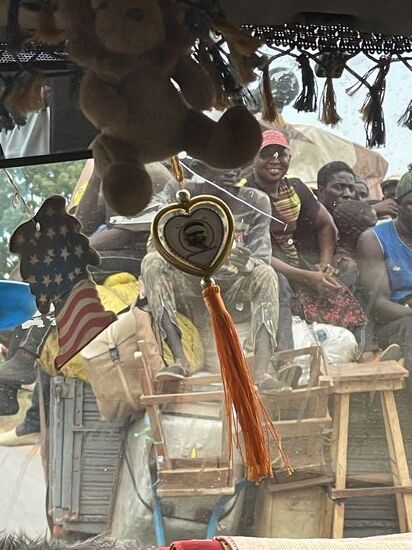 Die treffen wir an der Grenze: ein vollbeladener LKW mit Menschen und Tieren und Sachen