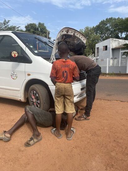 Hier arbeitet der Sohn von Kalidou—er ist 23 Jahre—wir staunen—Kalidou ist 35 Jahre…da war er ja schon früh im Gange…