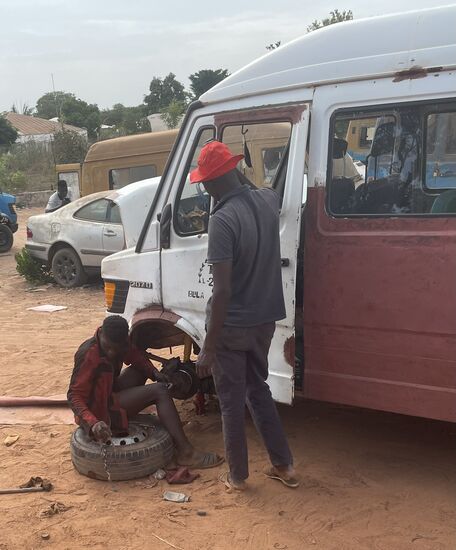 Hier sind 2 Jungs am Reifen wechseln—die Autos, die hier stehen wurden bestimmt in Europa ausrangiert. Hier fahren sie noch einige Jahre