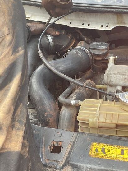 Dieser Mercedes-Bus war mal ein Ambulanz-Wagen und kommt aus Deutschland