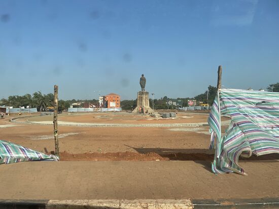 Wir sind in Bissau—der Hauptstadt angekommen! Es ist auch schon fast 18 Uhr—
Wir sammeln den Bruder Lamin von Kalidou ein, der Englisch spricht—er möchte uns morgen als Guide Bissau zeigen.