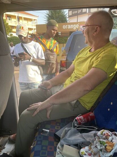 Hier gibt es die Simkarte sozusagen beim „Drive-in“—wir kaufen eine und für 16.000 XOF Internet—das sollte reichen