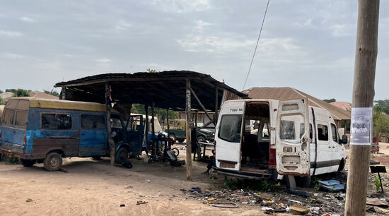 Dann stoppen wir an einer Autowerkstatt, irgendwas am Auto macht Geräusche…