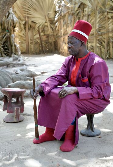 Er hat 3 Ehefrauen und 15 Kinder um die er sich auch noch kümmern muss…