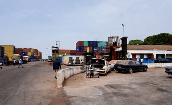 Auch hier Unmengen von Container - wie bereits beschrieben - über diesen Hafen läuft der komplette Import und Export