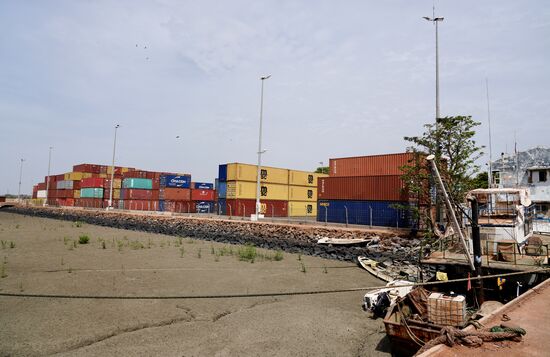 Wir spazieren umher und beobachten das Treiben im Hafen.