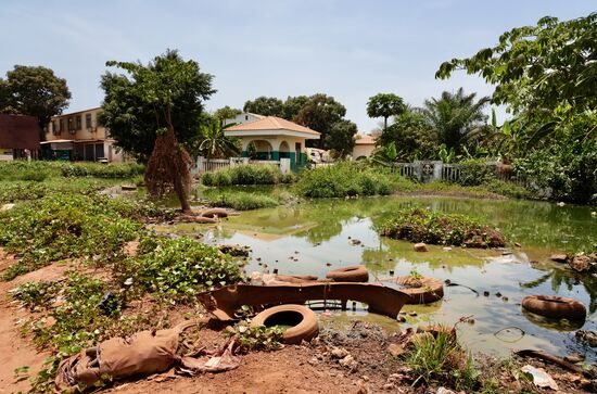 Ein hübsches Gebäude im Hintergrund, ein schöner Teich - und Unmengen von Unrat im Wasser. Hier werden die Autoreifen einfach entsorgt. Noch nie haben wir so viel Müll auf den Straßen gesehen, wie in diesem Land.