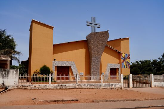 In Guinea-Bissau leben Moslem, Christen und Animisten friedlich miteinander. Hier eine der zahlreichen Kirchen.