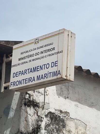 Wir lassen das Krankenhaus hinter uns und fahren zum Hafen. Der Zugang zum Hafen ist so ohne weiteres nicht möglich. Eine Security-Kraft verweigert uns den Zugang. Lamin gibt sich aber nicht zufrieden und wir gehen in das Gebäude der Hafenverwaltung. Wir laufen durch mehrere Büros und sitzen dann irgendwann am Schreibtisch des Chefs des Hafens,. Lamin erzählt ihm, dass wir Touristen seien und gerne den Hafen besichtigen möchten. Es wird lange diskutiert, ein weiterer Mitarbeiter mischt sich ein, letztendlich bekommen wir die Genehmigung, das Hafengelände zu betreten und zu besichtigen.