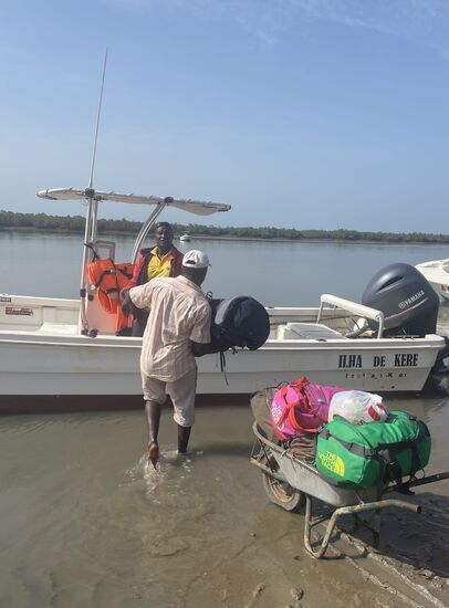 Gepäck für 11 Leute wird eingeladen und unter den Sitzbänken verstaut.