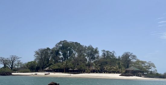 Ein Traum, den sich ein junges Paar aus Portugal und Frankreich hier verwirklicht hat! Laurent (Franzose) und Sonia (Portugiesin) haben hier ein Paradies geschaffen. Laurent war erstmals in 2000 auf Kere (für eine Schildkröten-Zählung) und hat hier all das gefunden, was er immer gesucht hat: NATUR PUR und GROSSARTIGE MÖGLICHKEITEN ZUM FISCHEN. Es entstand die Idee zu einem ECO-Tourismus mit der Möglichkeit des Fischens. Anfänglich waren es nur wenige einfache Gebäude, heute ist es ein „true Lodge-Hotel“ mit großzügigen Zimmern inklusive Badezimmer und zahlreichen Gemeinschaftseinrichtungen wie Restaurant, Sandstrand, etc.