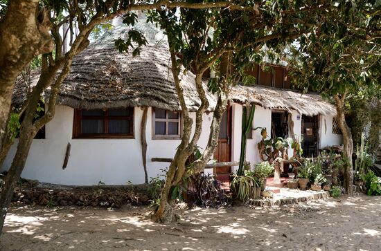 Hier ein Beispiel der kleinen Bungalows auf der Insel. Sehr hübsch in die Vegetation eingepasst.