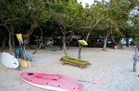 Viele paddeln auch einfach ein paar Meter auf Meer hinaus oder schwimmen zur Sandbank