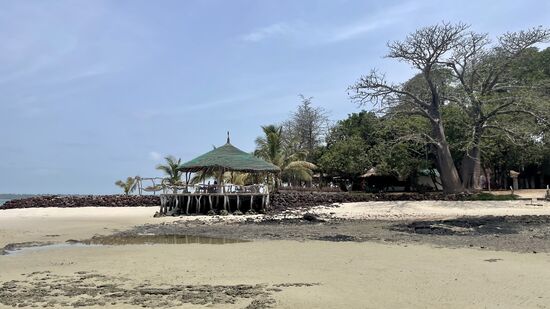 Man kann die Insel nicht zu Fuß umrunden, schon nach kurzer Strecke sind da Steine und Korallen.