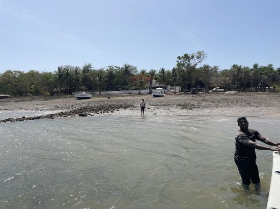 Um 15.30 Uhr sind wir in Quinhamel an dem „Hotel Mar Azul“—welches wieder wie ein Lost Place wirkt-..