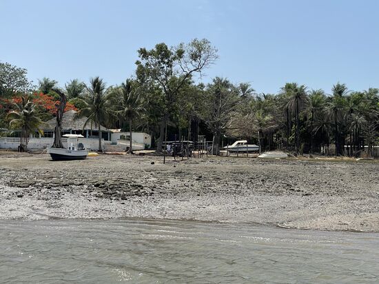 Unser Fahrer ist schon da—wir nehmen einen der Jungs von der Insel mit, der wohl mal Landurlaub bekommt und einer der jungen Doktoren fährt bei uns mit