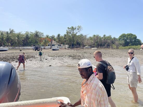 Das eine Pärchen bietet uns noch an, mit ihnen eine Stadttour zu machen —wir freuen uns riesig über so viel Nettigkeit, aber unser Programm für morgen steht ja
schon