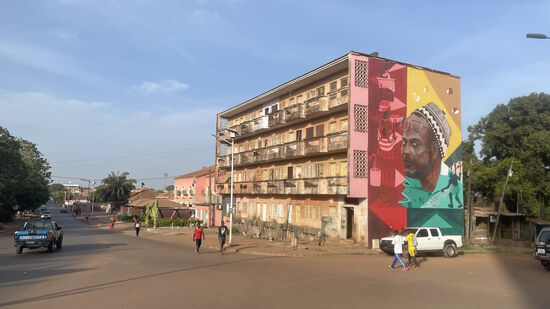 Wir beschließen uns etwas zum essen zu suchen und entdecken bei Google ein Fischrestaurant—das „ Chez Amy“ nur 400m entfernt