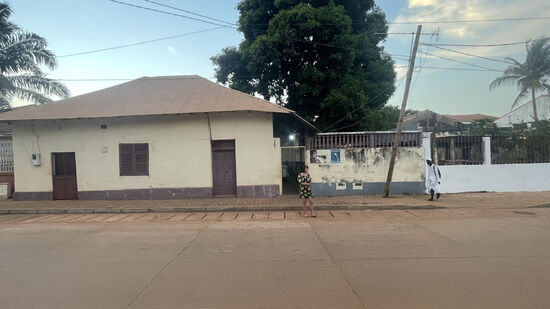 Dort ist es!  Es ist überhaupt nicht als Restaurant zu erkennen.