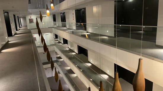 Alles sehr kühl—das Royal-Hotel hat mir viiiel besser gefallen—hier bekommen wir auch nur ein Mini-Zimmer für relativ viel Geld