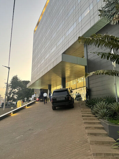 Vor dem Hotel ist der Teufel los—irgendeine Wahlveranstaltung und viel Prominenz ist hier