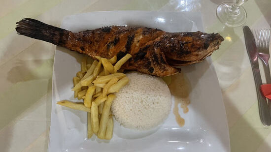 Wir bekommen endlich mal das, was wir schon so lange gesucht haben: einen ganzen frischen Fisch!
Kostenpunkt mit Beilagen: 8000 XOF / 12 Euro
Sicher ein Preis speziell für Touris