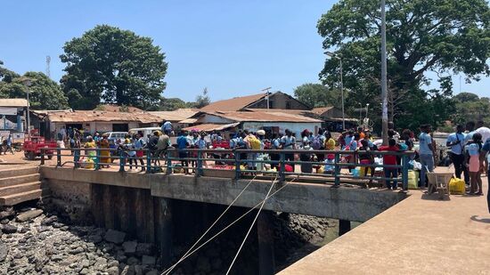 Auf Bubaque angekommen, warten schon einige die nach Bissau wollen—wir fragen einige Leute und erfahren, dass die Fähre um 4 Uhr wieder zurück geht