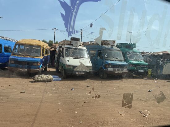 Wir fahren erst zur großen „Garage“—das ist der Platz, wo alle Fahrten starten—ich weiß nicht, ob er sich hier melden muß—jedenfalls kommt er mit einem kleinen weißen Zettel zurück, den er später einem anderen Mann in die Hand drückt.
Irgendwie scheint hier alles auch seinen bürokratischen Gang zu gehen—auch wenn es nur darum geht, dass jeder ein paar Franc vom großen Kuchen abhaben will