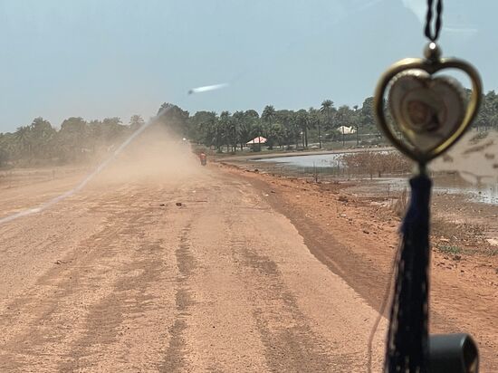 Auch so ist die Straße oft—man sieht hier deutlich den Staub