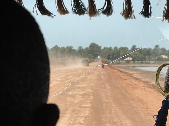 Ziegen, Hühner, Kühe und Schweine kreuzen die Straße und man muss immer wieder bremsen
