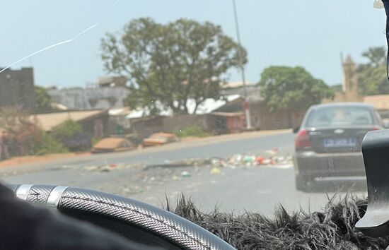 Überall auf der Straße sieht man die Reste von Krawallen, die müssen erst kürzlich hier stattgefunden haben—auch Brandstellen, mitten auf der Straße—hier wurden Barrikaden aufgebaut und Reifen verbrannt—wie damals im Libanon