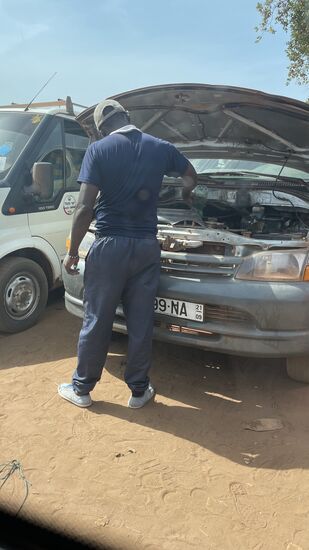 Er muß schnell noch den Ölstand prüfen…haha…als wenn hier jemand irgendwetwas vorher prüft…