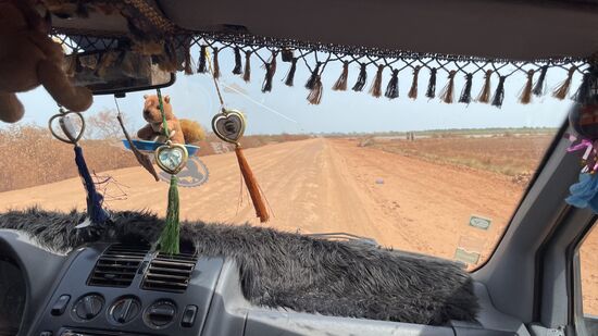 Der Weg zur Landesgrenze—-es gibt natürlich keine AC—-und man kann kein Fenster öffnen, sonst kommt der ganze Staub rein