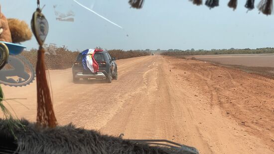 Immer im Slalom um die riesigen Schlaglöcher herum, das hält auf…