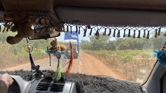 Oft fährt K. mit einem Radpaar auf dem Seitenstreifen, weil es dort tatsächlich besser ist.