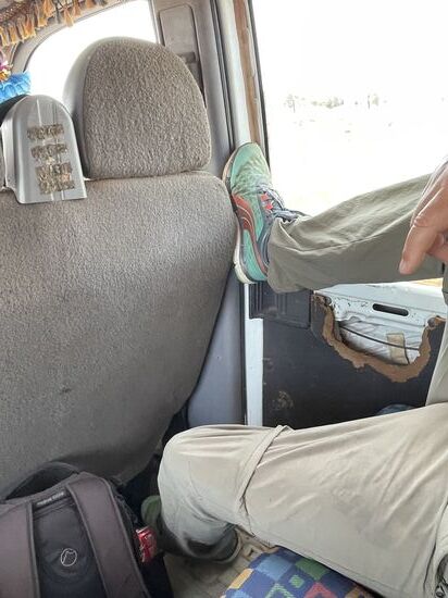 Thomas sitzt hier nicht in besonders lässiger Haltung im Wagen—nein—er muß die Schiebetür zuhalten, die sich sonst dauernd öffnet, weil sie auch kaputt ist…
Da kommt wenig frische Luft rein, aber mehr Staub…