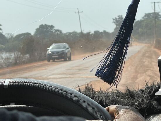 Die Strecke von Ziguinchor bis zur gambischen Grenze ist noch mal ganz schlimm—man kann hier nur undeutlich sehen, wie tief die Schlaglöcher sind. Wir brauchen für die 70km fast 2 Stunden!