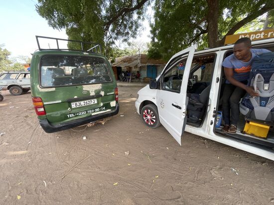 Nach der Ausreise aus Senegal erwartet uns Dawda—unser Gepäck wird umgeladen