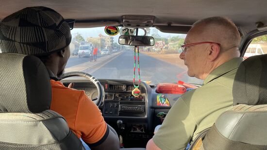 Dawda ist uns sofort sympathisch—er erzählt auf dem Weg zum Hotel schon mal einiges von Land und Leute…