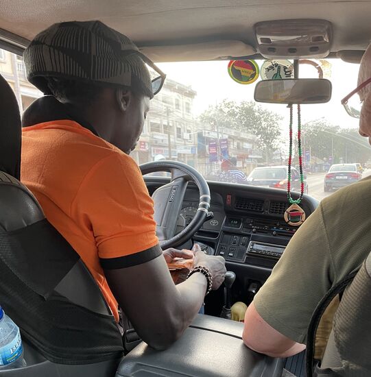 Dawda empfiehlt uns an der Straße Geld zu wechseln und vermittelt uns auch gleich mal einen „Dealer“ 
Sorgfältig zählt er die Scheine mehrfach durch, bevor er mir Bescheid gibt, dass ich die Euros durchs Wagenfenster reiche