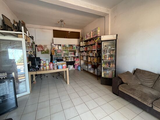 Ein kleiner Supermarkt um die Ecke—aber das Angebot ist klein-wir müssen weiter
