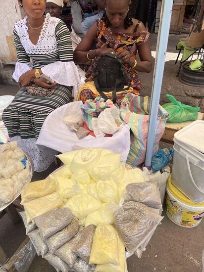 Bevor wir zum Auto gehen, treffen wir auf diesen Stand. Hier gibt es in Tüten eine Art Sauermilch und gequollene Hirse. Es wird zusammen mit Zucker verrührt und dann gegessen. Ich will rotieren und schwups wird in einer Tüte alles zusammengeschüttet, gerüttelt und dann kann ich es aus der Tüte lutschen. Thomas hat es probiert, aber es war nicht so sein Fall. Ich habe brav aufgegessen und war Papp satt.