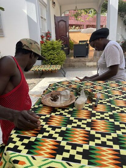 Zurück beim Haus gab es dann Tee. Gil hat wieder gebrüht. Es gesellte sich dann eine junge Frau von nebenan zu uns. Sie arbeitet im Haushalt des Anwalts gegenüber. Der ist  aber grad  nicht da, also hängt man gemeinsam ab.
