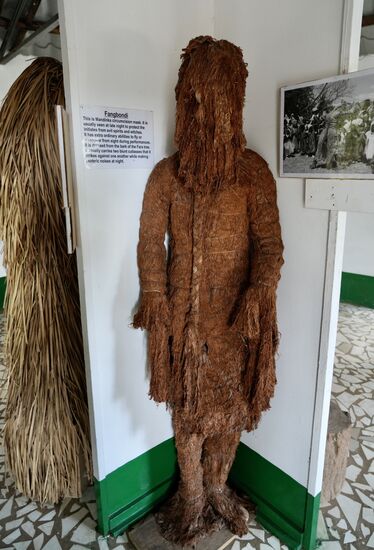 Das Museum besteht aus mehreren einzelnen Gebäuden und beherbergt die Geschichte Gambias. Hier befinden wir uns in dem Gebäude, in dem verschiedene Masken ausgestellt sind. Jeder Stamm hat eine andere Maske die Masken haben verschiedene Bedeutungen. Wir sind überrascht, wie gut sich unser Dawda auskennt. Er weiß alles über die verschiedenen Stämme und deren Bräuche.