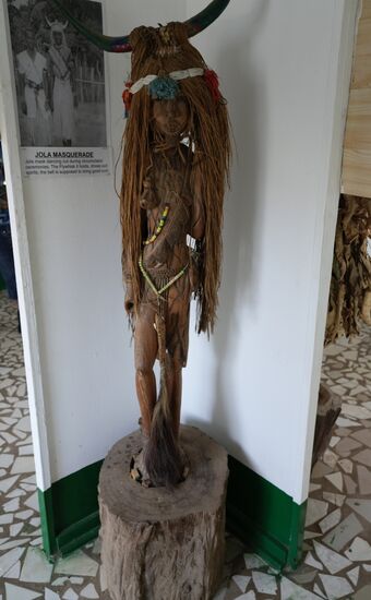 Hier eine Maske des Jola Stammes.