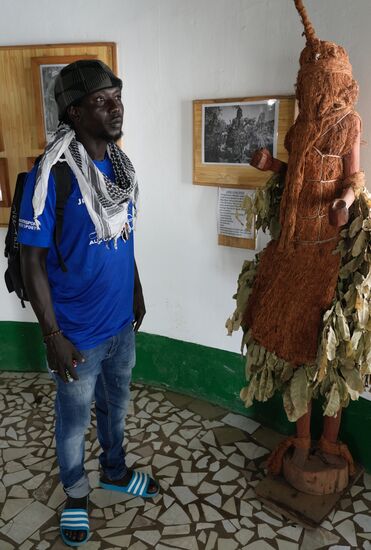 Zu jeder Maske weiß Dawda etwas zu erzählen.