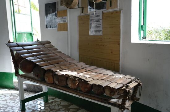 In diesem Haus sind verschiedenste Musikinstrumente ausgestellt. Dieses Instrument Ist besonders interessant. Es hat Flöten wir ein Xylophon und darunter sind noch Kalebassen.